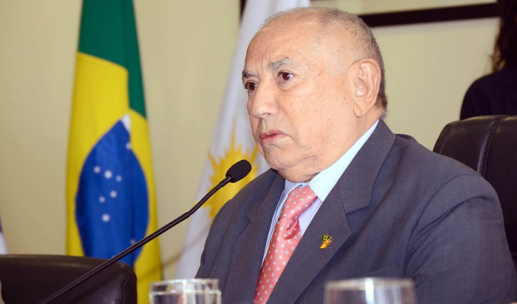 Ex-governador Siqueira Campos deverá ficar internado no hospital IOP, em Palmas, até pelo menos o próximo sábado, 25, para tratar de uma pneumonia; segundo o deputado estadual Eduardo Siqueira Campos (DEM), após os anitibióticos, o ex-governador apresentou rápida evolução, com pressão, temperatura e batimentos cardíacos voltando aos níveis normais; de toda forma, o ex-governador permanecerá isolado e, ainda que for para o quarto, não poderá receber visitas, diante da infecção que precisa vencer; Siqueira Campos, que governou o Tocantins por quatro mandatos, vai completar 88 anos no dia 1º de agosto (Foto: Aquiles Lins) Ex-governador Siqueira Campos deverá ficar internado no hospital IOP, em Palmas, até pelo menos o próximo sábado, 25, para tratar de uma pneumonia; segundo o deputado estadual Eduardo Siqueira Campos (DEM), após os anitibióticos, o ex-governador apresentou rápida evolução, com pressão, temperatura e batimentos cardíacos voltando aos níveis normais; de toda forma, o ex-governador permanecerá isolado e, ainda que for para o quarto, não poderá receber visitas, diante da infecção que precisa vencer; Siqueira Campos, que governou o Tocantins por quatro mandatos, vai completar 88 anos no dia 1º de agosto