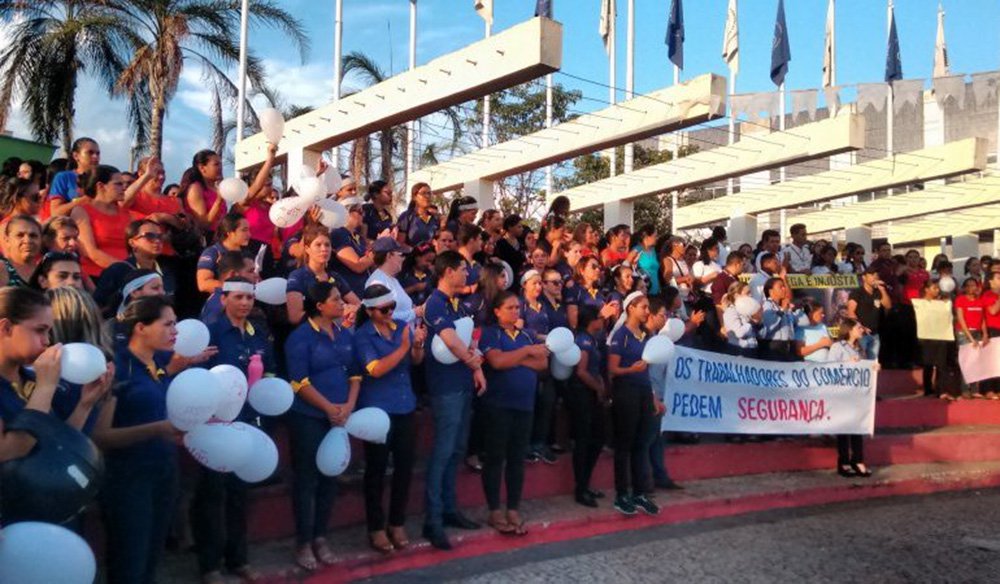 O prefeito de Araguaína, Ronaldo Dimas, enviou um ofício ao ministro da Justiça, Alexandre de Moraes, solicitando reforço policial da Força Nacional de Segurança Pública por pelo menos 90 dias; o chefe do executivo municipal pediu a liberação de mais de R$ 4,9 milhões para a implantação do projeto de videomonitoramento no município; no documento, Dimas ainda relatou os 54 homicídios registrados neste ano e as mais de 3,5 mil ocorrências de assaltos na cidade apenas em 2016, segundo dados da polícia; o gestor relatou que, nos últimos 30 dias, foram registrados quatro latrocínios na cidade, e disse haver "inércia" do governo estadual na área de segurança pública; “Podemos dizer que está se instalando o caos na segurança pública em nossa cidade", disse (Foto: Leonardo Lucena) O prefeito de Araguaína, Ronaldo Dimas, enviou um ofício ao ministro da Justiça, Alexandre de Moraes, solicitando reforço policial da Força Nacional de Segurança Pública por pelo menos 90 dias; o chefe do executivo municipal pediu a liberação de mais de R$ 4,9 milhões para a implantação do projeto de videomonitoramento no município; no documento, Dimas ainda relatou os 54 homicídios registrados neste ano e as mais de 3,5 mil ocorrências de assaltos na cidade apenas em 2016, segundo dados da polícia; o gestor relatou que, nos últimos 30 dias, foram registrados quatro latrocínios na cidade, e disse haver "inércia" do governo estadual na área de segurança pública; “Podemos dizer que está se instalando o caos na segurança pública em nossa cidade", disse