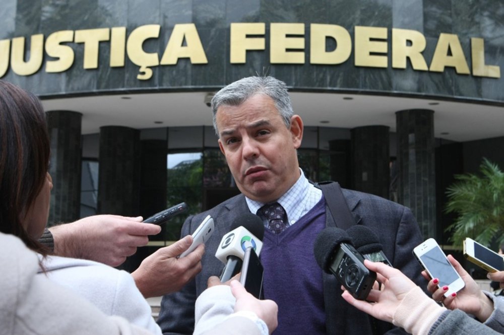 Advogado de 20 delatores na Operação Lava Jato, Figueiredo Basto defende que a agenda política do Brasil não pode ser pautada pela operação; "A operação é fundamental para esclarecer crimes. Mas uma coisa é investigar corruptos, outra é influenciar a atividade política do Estado" (Foto: Gisele Federicce) Advogado de 20 delatores na Operação Lava Jato, Figueiredo Basto defende que a agenda política do Brasil não pode ser pautada pela operação; "A operação é fundamental para esclarecer crimes. Mas uma coisa é investigar corruptos, outra é influenciar a atividade política do Estado"