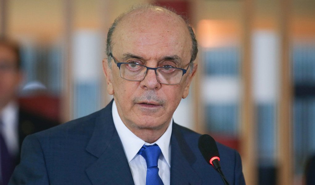 Um grupo de representantes de sindicatos de petroleiros, do Movimento dos Atingidos por Barragens (MAB) e do Movimento dos Pequenos Agricultores (MPA) realiza um protesto nesta terça-feira, 14, em frente ao Palácio do Itamaraty, contra o ministro de Relações Exteriores, José Serra; aos gritos de "Fora, Serra!", "entreguista", "golpistas, fascistas não passarão", eles bateram nos vidros da fachada, mas não houve estragos; Serra recebe nesta tarde o líder oposicionista venezuelano Henrique Capriles (Foto: Aquiles Lins) Um grupo de representantes de sindicatos de petroleiros, do Movimento dos Atingidos por Barragens (MAB) e do Movimento dos Pequenos Agricultores (MPA) realiza um protesto nesta terça-feira, 14, em frente ao Palácio do Itamaraty, contra o ministro de Relações Exteriores, José Serra; aos gritos de "Fora, Serra!", "entreguista", "golpistas, fascistas não passarão", eles bateram nos vidros da fachada, mas não houve estragos; Serra recebe nesta tarde o líder oposicionista venezuelano Henrique Capriles