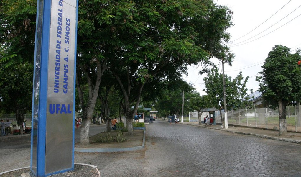 A Universidade Federal de Alagoas (Ufal) solicitou reforço à Polícia Militar (PM) para garantir a segurança no Campus A.C. Simões, após a invasão da Residência Universitária; um plano de segurança está sendo preparado; criminosos armados invadiram a Residência da Universidade Federal de Alagoas (Ufal), renderam e agrediram um vigilante, fugiram com equipamentos e ainda efetuaram disparos de arma de fogo (Foto: Voney Malta) A Universidade Federal de Alagoas (Ufal) solicitou reforço à Polícia Militar (PM) para garantir a segurança no Campus A.C. Simões, após a invasão da Residência Universitária; um plano de segurança está sendo preparado; criminosos armados invadiram a Residência da Universidade Federal de Alagoas (Ufal), renderam e agrediram um vigilante, fugiram com equipamentos e ainda efetuaram disparos de arma de fogo