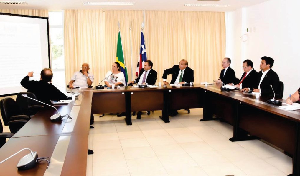 É o que aponta a Comissão de Saúde da Assembleia Legislativa recebeu a visita de uma comitiva do Conselho de Secretários Municipais de Saúde (Cosems), que apresentou – durante reunião realizada na Sala das Comissões – um estudo que aponta o Maranhão como um dos estados que menos recebem recursos do Governo Federal para custeio das ações de média e alta complexidade na rede pública de saúde; de acordo com os representantes do Cosems, o Maranhão está entre os Estados que menos recebem recursos da União para custeio das ações de média e alta complexidade, só ganhando do Pará e do Amazonas (Foto: Leonardo Lucena) É o que aponta a Comissão de Saúde da Assembleia Legislativa recebeu a visita de uma comitiva do Conselho de Secretários Municipais de Saúde (Cosems), que apresentou – durante reunião realizada na Sala das Comissões – um estudo que aponta o Maranhão como um dos estados que menos recebem recursos do Governo Federal para custeio das ações de média e alta complexidade na rede pública de saúde; de acordo com os representantes do Cosems, o Maranhão está entre os Estados que menos recebem recursos da União para custeio das ações de média e alta complexidade, só ganhando do Pará e do Amazonas