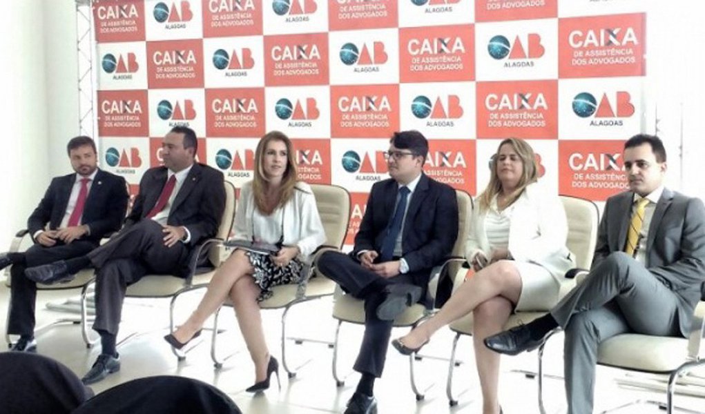 Durante café da manhã com jornalistas para fazer um balanço dos seis meses de gestão, a presidente da OAB/AL, Fernanda Marinela, disse que fez cortes para enfrentar a crise financeira, afirmou que 55% dos advogados no estado estão inadimplentes e que “Algumas seccionais já declararam que não vão poder pagar a folha de pagamento”; para enfrentar o problema, a Ordem em Alagoas está lançando um programa de recuperação de crédito com o objetivo de fazer com que os advogados se regularizem (Foto: Voney Malta) Durante café da manhã com jornalistas para fazer um balanço dos seis meses de gestão, a presidente da OAB/AL, Fernanda Marinela, disse que fez cortes para enfrentar a crise financeira, afirmou que 55% dos advogados no estado estão inadimplentes e que “Algumas seccionais já declararam que não vão poder pagar a folha de pagamento”; para enfrentar o problema, a Ordem em Alagoas está lançando um programa de recuperação de crédito com o objetivo de fazer com que os advogados se regularizem