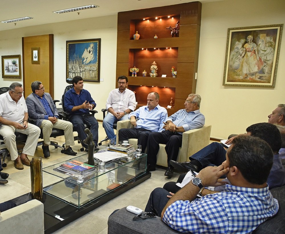 Ao retomar suas atividades à frente do Governo de Sergipe nesta quinta (21), o governador Jackson Barreto promoveu uma reunião no Palácio dos Despachos, com parte do seu secretariado; acompanhado do vice-governador, Belivaldo Chagas, JB ouviu os relatos e se mostrou bastante preocupado com a Segurança Pública; ele determinou ao secretário João Batista providências no sentido de reduzir o impacto da violência no Estado (Foto: Valter Lima) Ao retomar suas atividades à frente do Governo de Sergipe nesta quinta (21), o governador Jackson Barreto promoveu uma reunião no Palácio dos Despachos, com parte do seu secretariado; acompanhado do vice-governador, Belivaldo Chagas, JB ouviu os relatos e se mostrou bastante preocupado com a Segurança Pública; ele determinou ao secretário João Batista providências no sentido de reduzir o impacto da violência no Estado