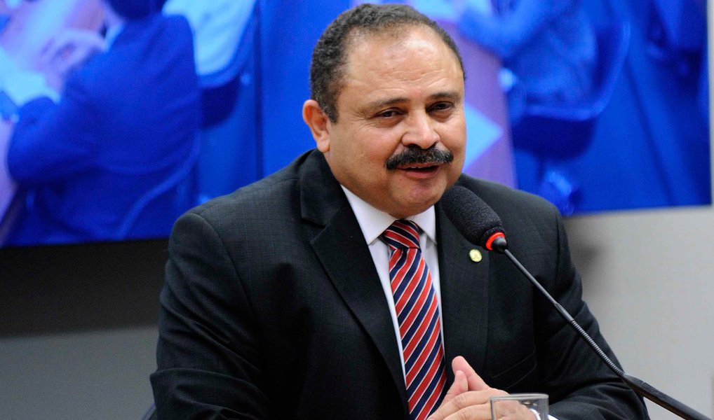 O presidente em exercício da Câmara, deputado Waldir Maranhão (PP-MA), anulou na noite desta sexta (8) ato do colégio de líderes, que havia marcado para a próxima terça (12) a eleição para a presidência da Casa. Ao anular o ato, Maranhão manteve a decisão de agendar o pleito para quinta (14), às 16h; segundo o presidente interino, o ato dos líderes partidários representa "usurpação de competência" (Foto: Valter Lima) O presidente em exercício da Câmara, deputado Waldir Maranhão (PP-MA), anulou na noite desta sexta (8) ato do colégio de líderes, que havia marcado para a próxima terça (12) a eleição para a presidência da Casa. Ao anular o ato, Maranhão manteve a decisão de agendar o pleito para quinta (14), às 16h; segundo o presidente interino, o ato dos líderes partidários representa "usurpação de competência"