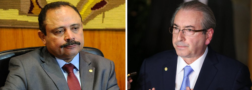 Durante reunião com líderes de partidos, o presidente interino da Câmara, deputado Waldir Maranhão (PP-MA), disse que pretende retirar a consulta feita à Comissão de Constituição e Justiça (CCJ) que pode aliviar a pena e até livrar o deputado afastado Eduardo Cunha (PMDB-RJ) da cassação; "Ele disse que vai tirar a consulta. Mas quero ver para crer. Só quero falar sobre isso quando eu vir essa decisão assinada", afirmou um líder da base aliada; avaliação de Maranhão é que Cunha dificilmente escapará da cassação (Foto: Aquiles Lins) Durante reunião com líderes de partidos, o presidente interino da Câmara, deputado Waldir Maranhão (PP-MA), disse que pretende retirar a consulta feita à Comissão de Constituição e Justiça (CCJ) que pode aliviar a pena e até livrar o deputado afastado Eduardo Cunha (PMDB-RJ) da cassação; "Ele disse que vai tirar a consulta. Mas quero ver para crer. Só quero falar sobre isso quando eu vir essa decisão assinada", afirmou um líder da base aliada; avaliação de Maranhão é que Cunha dificilmente escapará da cassação