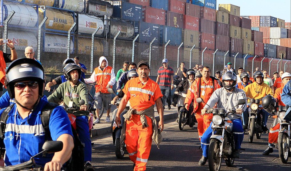 Os estivadores do Porto de Santos estão em estado de greve após decisão em assembleia; no último fim de semana, os trabalhadores vinculados ao Sindicato dos Estivadores de Santos, São Vicente, Guarujá e Cubatão (Sindestiva), fizeram uma paralisação de 48 horas, a fim de chamar a atenção para suas reivindicações salariais; eles pedem 11,8% de reajuste, mais 10% de ganho real, aumento de 40% pelo trabalho de risco e vale-refeição de R$ 30 por dia; a data-base da categoria ocorreu em março (Foto: Leonardo Lucena) Os estivadores do Porto de Santos estão em estado de greve após decisão em assembleia; no último fim de semana, os trabalhadores vinculados ao Sindicato dos Estivadores de Santos, São Vicente, Guarujá e Cubatão (Sindestiva), fizeram uma paralisação de 48 horas, a fim de chamar a atenção para suas reivindicações salariais; eles pedem 11,8% de reajuste, mais 10% de ganho real, aumento de 40% pelo trabalho de risco e vale-refeição de R$ 30 por dia; a data-base da categoria ocorreu em março