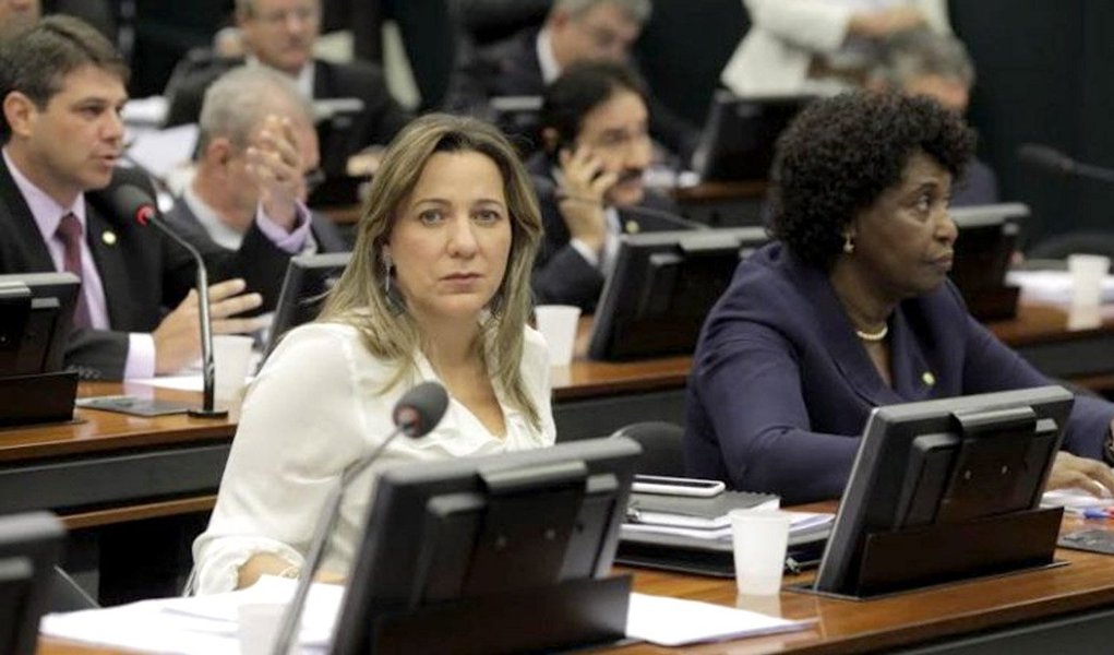 Primeira-dama e deputada federal, Dulce Miranda (PMDB), conseguiu junto ao Ministério da Saúde a liberação de recurso de emenda parlamentar, no valor de R$ 1,4 milhão, para a compra de equipamentos no Hospital Geral de Palmas (HGP); recurso deve ser pago para a Secretaria Estadual da Saúde que fará o investimento; "Estou trabalhando em Brasília, analisando, apresentando e aprovando projetos de lei, cumprindo o papel de legisladora. E, também, estou buscando recursos para as mais diversas áreas, em especial para a Saúde", afirmou Dulce Miranda (Foto: Aquiles Lins) Primeira-dama e deputada federal, Dulce Miranda (PMDB), conseguiu junto ao Ministério da Saúde a liberação de recurso de emenda parlamentar, no valor de R$ 1,4 milhão, para a compra de equipamentos no Hospital Geral de Palmas (HGP); recurso deve ser pago para a Secretaria Estadual da Saúde que fará o investimento; "Estou trabalhando em Brasília, analisando, apresentando e aprovando projetos de lei, cumprindo o papel de legisladora. E, também, estou buscando recursos para as mais diversas áreas, em especial para a Saúde", afirmou Dulce Miranda
