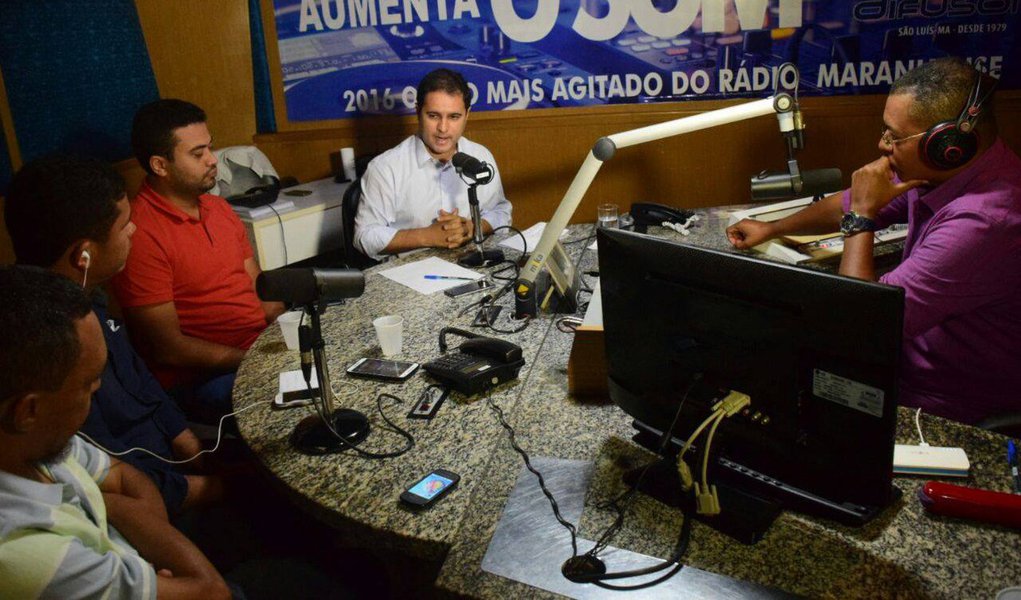 O prefeito de São Luís e candidato à reeleição, Edivaldo Holanda Junior (PDT), afirmou que não haverá aumento de passagens com a chegada dos novos ônibus com ar-condicionado, conforme determina a Licitação de Transportes Públicos, feito histórico que foi implantada na sua gestão; Edivaldo respondeu questionamentos de jornalistas sobre saúde, educação, transporte, meio ambiente, infraestrutura.Ele destacou ainda os avanços que sua gestão vem realizando na cidade (Foto: Leonardo Lucena) O prefeito de São Luís e candidato à reeleição, Edivaldo Holanda Junior (PDT), afirmou que não haverá aumento de passagens com a chegada dos novos ônibus com ar-condicionado, conforme determina a Licitação de Transportes Públicos, feito histórico que foi implantada na sua gestão; Edivaldo respondeu questionamentos de jornalistas sobre saúde, educação, transporte, meio ambiente, infraestrutura.Ele destacou ainda os avanços que sua gestão vem realizando na cidade