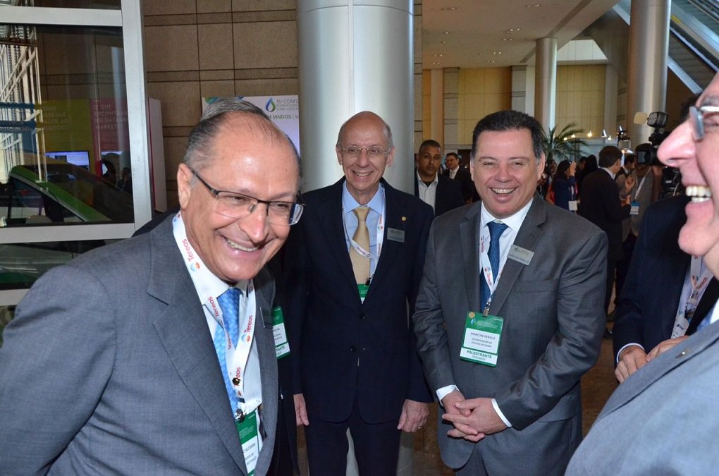 Governador lançou nesta segunda-feira, na abertura da 16.ª Conferência Internacional Datrago sobre Açúcar e Etanol, em São Paulo, a proposta da taxação dos combustíveis fósseis, por agressão ao meio ambiente e danos à saúde humana; Marconi reafirmou que Goiás tem “forte compromisso” com a energia renovável e também tem hoje uma das matrizes energéticas “mais limpas do País”, com produção de etanol, biomassa e biodiesel; tucano recomendou a taxação dos combustíveis fósseis pelo mal que fazem à saúde e ao meio ambiente; “O Brasil deveria ser protagonista nessa política, até para atender os compromissos feitos na COP 21" (Foto: José Barbacena) Governador lançou nesta segunda-feira, na abertura da 16.ª Conferência Internacional Datrago sobre Açúcar e Etanol, em São Paulo, a proposta da taxação dos combustíveis fósseis, por agressão ao meio ambiente e danos à saúde humana; Marconi reafirmou que Goiás tem “forte compromisso” com a energia renovável e também tem hoje uma das matrizes energéticas “mais limpas do País”, com produção de etanol, biomassa e biodiesel; tucano recomendou a taxação dos combustíveis fósseis pelo mal que fazem à saúde e ao meio ambiente; “O Brasil deveria ser protagonista nessa política, até para atender os compromissos feitos na COP 21"