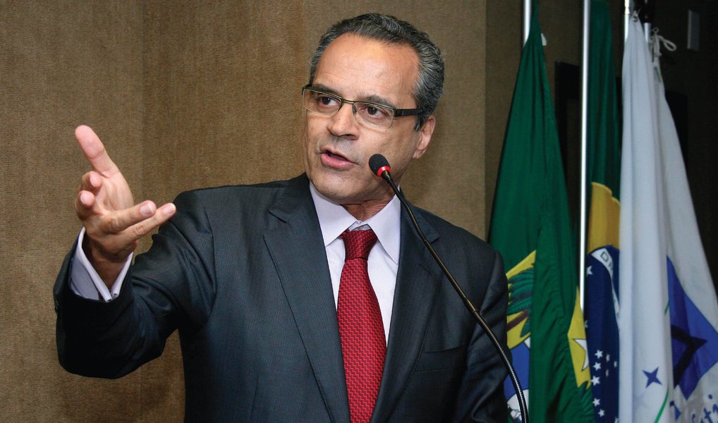Na carta de demissão enviada nesta quinta (16) ao presidente interino da República, Michel Temer, o agora ex-ministro do Turismo Henrique Eduardo Alves afirma que tomou a decisão de deixar a pasta para “não criar constrangimentos” ou “qualquer dificuldade” para o governo; citado na delação premiada do ex-presidente da Transpetro Sérgio Machado e investigado na Operação Lava Jato, Henrique Alves disse acreditar que todas as denúncias contra ele “serão esclarecidas”; Henrique Eduardo Alves afirma que as doações que recebeu foram legais e declaradas à Justiça eleitoral (Foto: Valter Lima) Na carta de demissão enviada nesta quinta (16) ao presidente interino da República, Michel Temer, o agora ex-ministro do Turismo Henrique Eduardo Alves afirma que tomou a decisão de deixar a pasta para “não criar constrangimentos” ou “qualquer dificuldade” para o governo; citado na delação premiada do ex-presidente da Transpetro Sérgio Machado e investigado na Operação Lava Jato, Henrique Alves disse acreditar que todas as denúncias contra ele “serão esclarecidas”; Henrique Eduardo Alves afirma que as doações que recebeu foram legais e declaradas à Justiça eleitoral