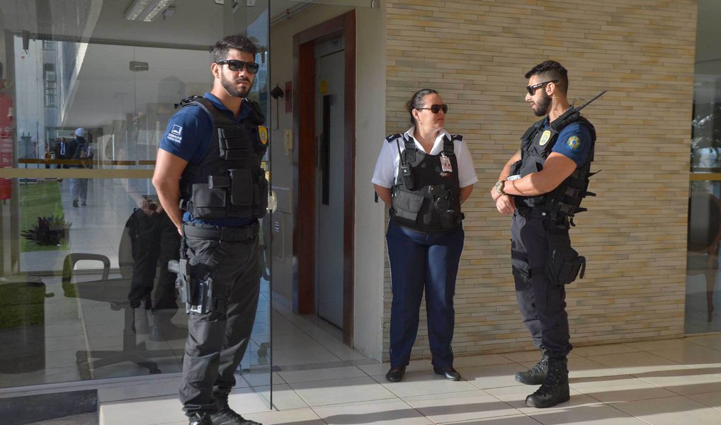 A Justiça de São Paulo decidiu na noite desta quarta (29) soltar mais seis presos da Operação Custo Brasil; a decisão é do juiz federal Paulo Azevedo e ocorre após o ministro do Supremo Tribunal Federal Dias Toffoli tirar da prisão o ex-ministro Paulo Bernardo e Dércio Guedes de Souza; serão soltos: Guilherme Gonçalves, Daisson Portanova, Valter da Silva, Emanuel do Nascimento, Joaquim da Câmara e Washington Viana (Foto: Valter Lima) A Justiça de São Paulo decidiu na noite desta quarta (29) soltar mais seis presos da Operação Custo Brasil; a decisão é do juiz federal Paulo Azevedo e ocorre após o ministro do Supremo Tribunal Federal Dias Toffoli tirar da prisão o ex-ministro Paulo Bernardo e Dércio Guedes de Souza; serão soltos: Guilherme Gonçalves, Daisson Portanova, Valter da Silva, Emanuel do Nascimento, Joaquim da Câmara e Washington Viana