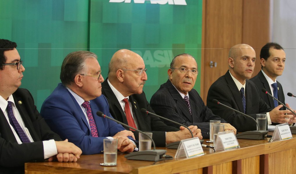 O governo federal tornará mais rígidas as regras de concessão dos auxílios-doença e aposentadoria por invalidez, com três medidas provisórias que preveem revisões periódicas dos benefícios e a suspensão automática do auxílio-doença depois de 120 dias; o anúncio foi feito nesta quinta-feira no Palácio do Planalto, que espera uma economia de R$ 7,1 bilhões por ano com o pente-fino; estimativa é cortar 30% do total de benefícios de auxílio doença e 5% das aposentadorias por invalidez (Foto: Gisele Federicce) O governo federal tornará mais rígidas as regras de concessão dos auxílios-doença e aposentadoria por invalidez, com três medidas provisórias que preveem revisões periódicas dos benefícios e a suspensão automática do auxílio-doença depois de 120 dias; o anúncio foi feito nesta quinta-feira no Palácio do Planalto, que espera uma economia de R$ 7,1 bilhões por ano com o pente-fino; estimativa é cortar 30% do total de benefícios de auxílio doença e 5% das aposentadorias por invalidez