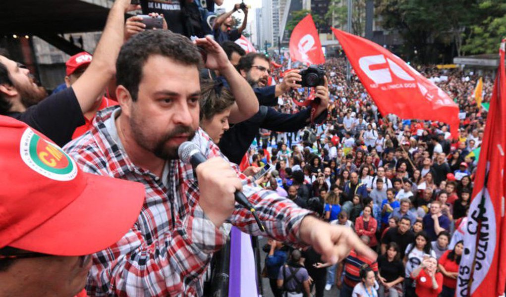 Para Guilherme Boulos, líder do MTST e da Frente Povo Sem Medo, acredita que "os cidadãos começam a perceber o que de fato está em jogo nesse processo, sobretudo quando entram na agenda política projetos que destroem a rede de proteção social, com retirada de direitos trabalhistas e previdenciários"; para ele, a denúncia da Lava Jato contra Lula é "a consumação de uma farsa preparada há algum tempo" (Foto: Gisele Federicce) Para Guilherme Boulos, líder do MTST e da Frente Povo Sem Medo, acredita que "os cidadãos começam a perceber o que de fato está em jogo nesse processo, sobretudo quando entram na agenda política projetos que destroem a rede de proteção social, com retirada de direitos trabalhistas e previdenciários"; para ele, a denúncia da Lava Jato contra Lula é "a consumação de uma farsa preparada há algum tempo"