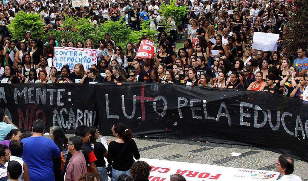 Professores da rede estadual de ensino do Rio de Janeiro decidiram suspender a greve e voltar às salas de aula nesta quarta (27), depois de quase cinco meses paralisados; a decisão foi tomada nesta terça (26), em assembleia da categoria, após negociação intermediada pelo líder do governo na Assembleia Legislativa do Rio de Janeiro (Alerj), deputado Edson Albertassi (PMDB) (Foto: Valter Lima) Professores da rede estadual de ensino do Rio de Janeiro decidiram suspender a greve e voltar às salas de aula nesta quarta (27), depois de quase cinco meses paralisados; a decisão foi tomada nesta terça (26), em assembleia da categoria, após negociação intermediada pelo líder do governo na Assembleia Legislativa do Rio de Janeiro (Alerj), deputado Edson Albertassi (PMDB)