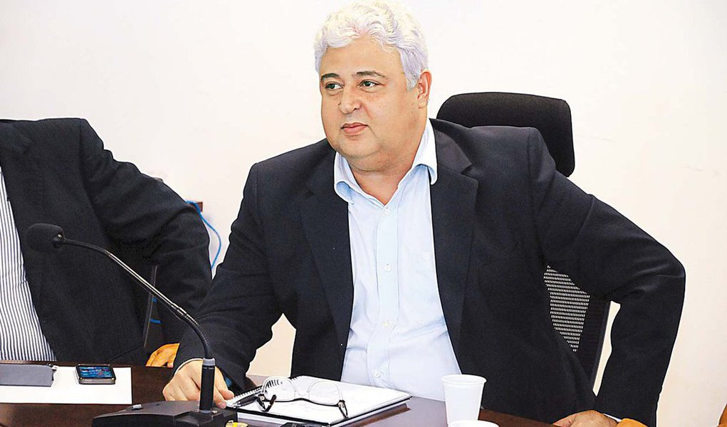Secretário de Administração de Pernambuco, Milton Coelho (PSB), usou o Facebook para criticar o governo do presidente interino Michel Temer (PMDB, a quem acusa de ter feito um "golpe" pelo afastamento da presidente eleita Dilma Rousseff para chegar ao poder, além de estar promovendo um "aparelhamento do estado"; "Antes do golpe reclamavam do aparelhamento do estado e do alinhamento político dos servidores públicos com o governo. Agora estão pedindo um comportamento que antes julgavam errado, quase um pecado mortal? É pra rir", postou; anteriormente ele já havia criticado o ministro da Fazenda, Henrique Meirelles, chamando-o de "amigo da banca internacional" (Foto: Paulo Emílio) Secretário de Administração de Pernambuco, Milton Coelho (PSB), usou o Facebook para criticar o governo do presidente interino Michel Temer (PMDB, a quem acusa de ter feito um "golpe" pelo afastamento da presidente eleita Dilma Rousseff para chegar ao poder, além de estar promovendo um "aparelhamento do estado"; "Antes do golpe reclamavam do aparelhamento do estado e do alinhamento político dos servidores públicos com o governo. Agora estão pedindo um comportamento que antes julgavam errado, quase um pecado mortal? É pra rir", postou; anteriormente ele já havia criticado o ministro da Fazenda, Henrique Meirelles, chamando-o de "amigo da banca internacional"