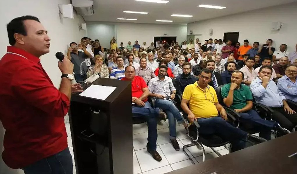 O deputado federal Carlos Gaguim (PTN) vai apoiar o ex-prefeito Raul Filho (PR) à Prefeitura de Palmas; Estou apoiando Raul Filho, porque em seus dois mandatos na Prefeitura de Palmas, ele, administrou com humanidade. Soube distribuir os investimentos entre todas as áreas, valorizando o cidadão. Foi campeão em Educação, Saúde e Habitação. Certamente, em uma segunda oportunidade como prefeito de Palmas, vai surpreender com mais trabalho e dedicação. Essa expectativa se apoia em sua história e experiência administrativa”, declarou Gaguim (Foto: Leonardo Lucena) O deputado federal Carlos Gaguim (PTN) vai apoiar o ex-prefeito Raul Filho (PR) à Prefeitura de Palmas; Estou apoiando Raul Filho, porque em seus dois mandatos na Prefeitura de Palmas, ele, administrou com humanidade. Soube distribuir os investimentos entre todas as áreas, valorizando o cidadão. Foi campeão em Educação, Saúde e Habitação. Certamente, em uma segunda oportunidade como prefeito de Palmas, vai surpreender com mais trabalho e dedicação. Essa expectativa se apoia em sua história e experiência administrativa”, declarou Gaguim