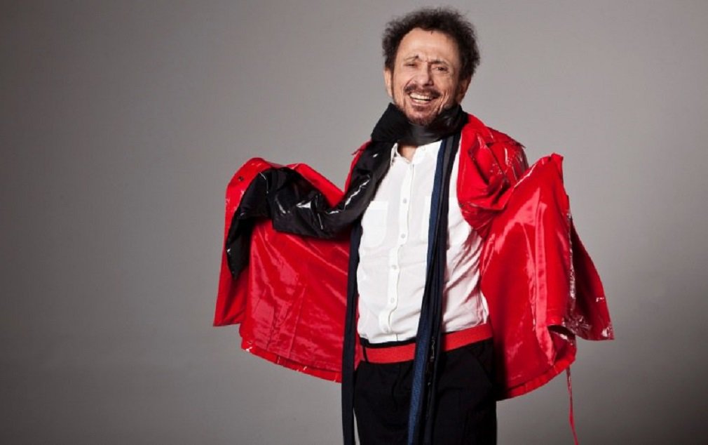 O cantor e compositor Tom Zé completa 80 anos em meio ao lançamento do disco Canções Eróticas de Ninar que, como ele escreve no encarte do álbum, resgata “os assuntos do sexo como eram tratados (ou não) na minha infância e juventude”, abordando também a opressão sofrida pela mulher; “As famílias não falavam nada de sexo. Só vim saber que meu pai transava com a minha mãe aos 16 anos”, contou em entrevista a Oswaldo Luiz Colibri Vitta, no programa Hora do Rango, da Rádio Brasil Atual (Foto: José Barbacena) O cantor e compositor Tom Zé completa 80 anos em meio ao lançamento do disco Canções Eróticas de Ninar que, como ele escreve no encarte do álbum, resgata “os assuntos do sexo como eram tratados (ou não) na minha infância e juventude”, abordando também a opressão sofrida pela mulher; “As famílias não falavam nada de sexo. Só vim saber que meu pai transava com a minha mãe aos 16 anos”, contou em entrevista a Oswaldo Luiz Colibri Vitta, no programa Hora do Rango, da Rádio Brasil Atual