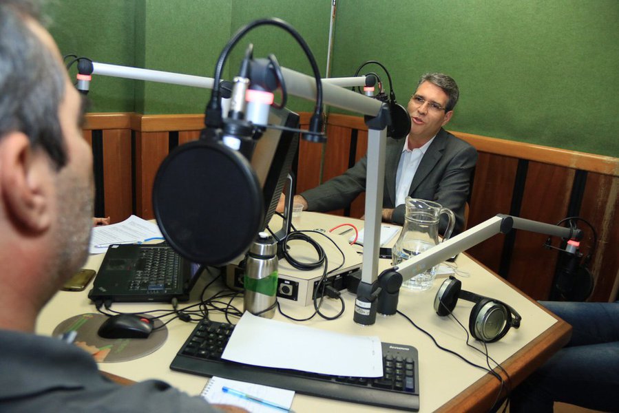 Entrevistado na Rádio CBN Goiânia na tarde de quarta-feira, dia 14, o candidato a prefeito de Goiânia pelo PSD, Francisco Júnior, criticou o tratamento da atual administração aos pequenos empresários informais; “Hoje esse cidadão que está tentando trabalhar é tratado no mesmo lugar, no mesmo órgão, pelos mesmos valores e princípios que o grande empresário. Isso não pode acontecer. Temos que equilibrar o olhar social com o estímulo aos empresários já estabelecidos, mas isso não significa que tenhamos que tratá-los da mesma forma” (Foto: José Barbacena) Entrevistado na Rádio CBN Goiânia na tarde de quarta-feira, dia 14, o candidato a prefeito de Goiânia pelo PSD, Francisco Júnior, criticou o tratamento da atual administração aos pequenos empresários informais; “Hoje esse cidadão que está tentando trabalhar é tratado no mesmo lugar, no mesmo órgão, pelos mesmos valores e princípios que o grande empresário. Isso não pode acontecer. Temos que equilibrar o olhar social com o estímulo aos empresários já estabelecidos, mas isso não significa que tenhamos que tratá-los da mesma forma”