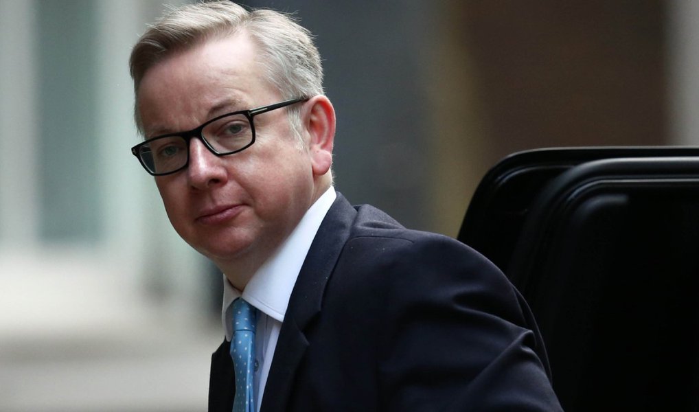 Secretário britânico da Justiça, Michael Gove anunciou nesta quinta-feira, 30, que tentará suceder David Cameron como líder conservador e primeiro-ministro; "Disse reiteradamente que não queria ser primeiro-ministro. Essa sempre foi minha opinião. Mas os acontecimentos desde a última quinta-feira tiveram um grande peso", disse Gove, um dos líderes pró-Brexit; declaração ocorreu no mesmo dia em que o ex-prefeito de Londres Boris Johnson anunciou que não disputará o cargo de primeiro-ministro; nesta quinta-feira, a ministra do Interior, Theresa May, oficializou também sua candidatura (Foto: Aquiles Lins) Secretário britânico da Justiça, Michael Gove anunciou nesta quinta-feira, 30, que tentará suceder David Cameron como líder conservador e primeiro-ministro; "Disse reiteradamente que não queria ser primeiro-ministro. Essa sempre foi minha opinião. Mas os acontecimentos desde a última quinta-feira tiveram um grande peso", disse Gove, um dos líderes pró-Brexit; declaração ocorreu no mesmo dia em que o ex-prefeito de Londres Boris Johnson anunciou que não disputará o cargo de primeiro-ministro; nesta quinta-feira, a ministra do Interior, Theresa May, oficializou também sua candidatura
