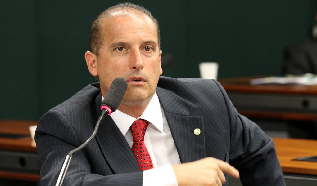 Segundo o relator do colegiado, deputado Onyx Lorenzoni (DEM-RS), haverá "um ou dois debates" sobre o projeto que anistia políticos e empresas que usaram caixa 2 para fazer e receber doações, e que quase foi aprovado na calada da noite; "Tudo às claras, de forma transparente. Nada de gambiarras nem de malandragens", defendeu (Foto: Gisele Federicce) Segundo o relator do colegiado, deputado Onyx Lorenzoni (DEM-RS), haverá "um ou dois debates" sobre o projeto que anistia políticos e empresas que usaram caixa 2 para fazer e receber doações, e que quase foi aprovado na calada da noite; "Tudo às claras, de forma transparente. Nada de gambiarras nem de malandragens", defendeu