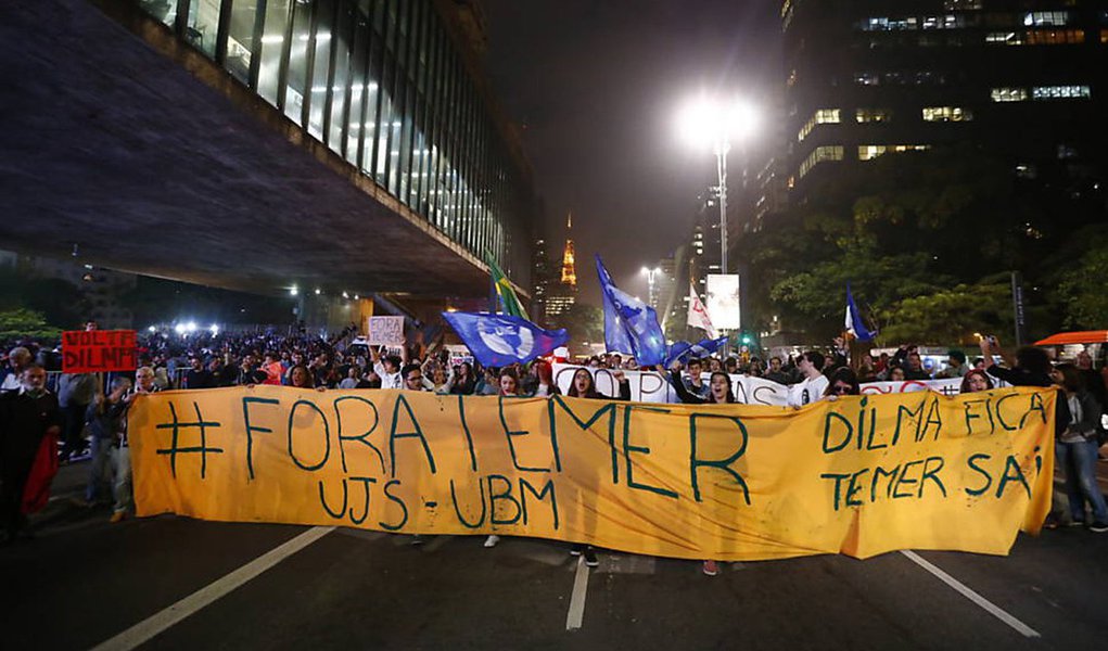 Lauro Jardim anunciava que o Ibope faz, por encomenda da Confederação Nacional da Indústria, uma pesquisa de popularidade sobre Michel Temer. O curioso é que a nota dizia que a coleta de dados tinha começado na véspera e duraria até terça-feira. Mas já tinha resultado: 'a expetativa é que o “regular” cresça em relação ao governo afastado e, consequentemente, diminua o percentual daqueles que avaliam Temer como “ruim” ou péssimo”' (Foto: Roberta Namour) Lauro Jardim anunciava que o Ibope faz, por encomenda da Confederação Nacional da Indústria, uma pesquisa de popularidade sobre Michel Temer. O curioso é que a nota dizia que a coleta de dados tinha começado na véspera e duraria até terça-feira. Mas já tinha resultado: 'a expetativa é que o “regular” cresça em relação ao governo afastado e, consequentemente, diminua o percentual daqueles que avaliam Temer como “ruim” ou péssimo”'