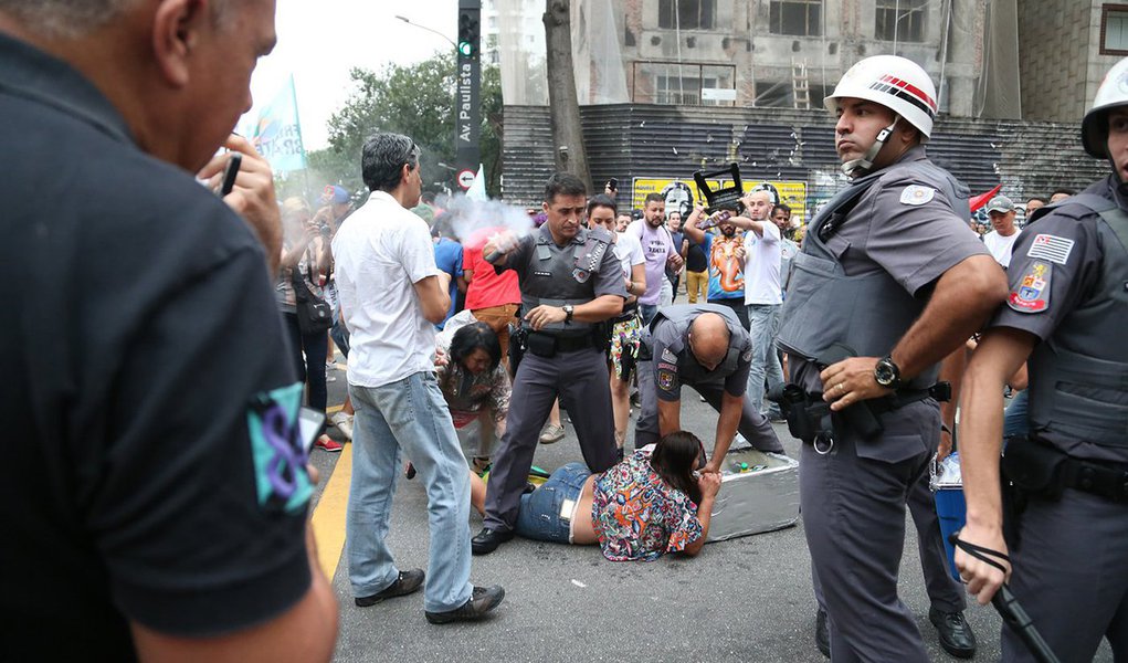 Em nota, a Central de Movimentos Populares (CMP) diz que a Polícia Militar de São Paulo agiu com "truculência e abuso de autoridade" contra uma vendedora ambulante que estava trabalhando durante protesto neste domingo 18, contra as pessoas que tentaram defendê-la, jogando spray de pimenta, e contra jornalistas (Foto: Gisele Federicce) Em nota, a Central de Movimentos Populares (CMP) diz que a Polícia Militar de São Paulo agiu com "truculência e abuso de autoridade" contra uma vendedora ambulante que estava trabalhando durante protesto neste domingo 18, contra as pessoas que tentaram defendê-la, jogando spray de pimenta, e contra jornalistas
