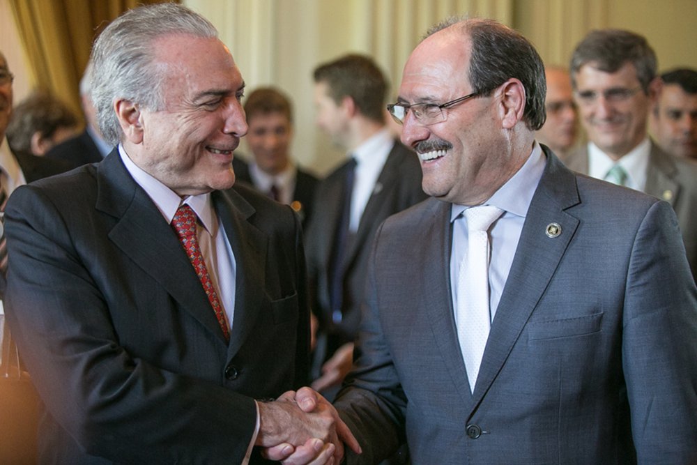 O Sindicato dos Servidores da Justiça do Rio Grande do Sul (Sindjus) e o Sindicato dos Escrivães, Inspetores e Investigadores de Polícia do RS (Ugeirm) advertiram para as ameaças ao futuro do serviço público no Estado que estariam embutidas no novo acordo da dívida firmado esta semana pelo governo José Ivo Sartori (PMDB) com a União; para o Sindjus, esse acordo "pode destruir o serviço público gaúcho para sempre"; a Ugeirm afirma que o acordo firmado por Sartori representa um ataque ao serviço público (Foto: Leonardo Lucena) O Sindicato dos Servidores da Justiça do Rio Grande do Sul (Sindjus) e o Sindicato dos Escrivães, Inspetores e Investigadores de Polícia do RS (Ugeirm) advertiram para as ameaças ao futuro do serviço público no Estado que estariam embutidas no novo acordo da dívida firmado esta semana pelo governo José Ivo Sartori (PMDB) com a União; para o Sindjus, esse acordo "pode destruir o serviço público gaúcho para sempre"; a Ugeirm afirma que o acordo firmado por Sartori representa um ataque ao serviço público