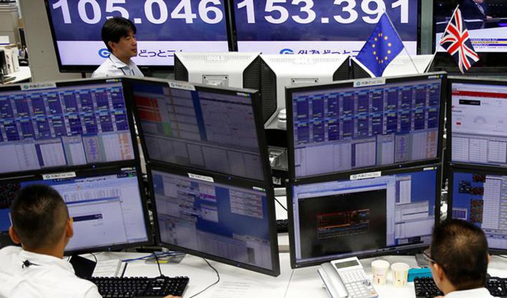 Mercados temem ainda que a saída do Reino Unido estimule outros países a deixarem a UE, após a aprovação da saída por uma diferença de 1,2 milhão de votos, por 51,9% a favor da saída versus 48,1% pela continuidade no bloco; na Inglaterra, o FTSE caía 4,82% às 07h32 (horário de Brasília), aos 6.033,9 pontos, enquanto a libra esterlina tinha perdas de 7,96% contra o dólar, chegando a US$ 1,36, após cair 11% mais cedo; na Ásia, o pânico também foi instalado, acionando, inclusive, o circuit breaker do índice Nikkei 225, que chegou a afundar 8,21%, aos 14.905 pontos (Foto: Roberta Namour) Mercados temem ainda que a saída do Reino Unido estimule outros países a deixarem a UE, após a aprovação da saída por uma diferença de 1,2 milhão de votos, por 51,9% a favor da saída versus 48,1% pela continuidade no bloco; na Inglaterra, o FTSE caía 4,82% às 07h32 (horário de Brasília), aos 6.033,9 pontos, enquanto a libra esterlina tinha perdas de 7,96% contra o dólar, chegando a US$ 1,36, após cair 11% mais cedo; na Ásia, o pânico também foi instalado, acionando, inclusive, o circuit breaker do índice Nikkei 225, que chegou a afundar 8,21%, aos 14.905 pontos