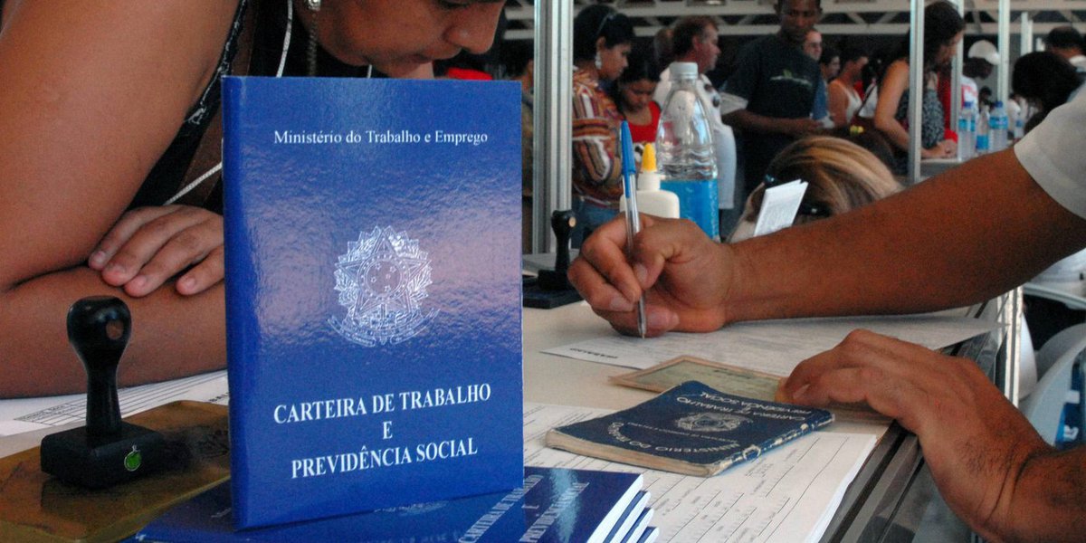 Segundo o estudo feito pelo Instituto Brasileiro de Ética Concorrencial (ETCO) e pelo FGV/IBRE, o mercado informal movimentou R$ 957 bilhões em 2015, equivalente a 16,2% do PIB, alta de 0,1 ponto percentual sobre um ano antes (Foto: Leonardo Attuch) Segundo o estudo feito pelo Instituto Brasileiro de Ética Concorrencial (ETCO) e pelo FGV/IBRE, o mercado informal movimentou R$ 957 bilhões em 2015, equivalente a 16,2% do PIB, alta de 0,1 ponto percentual sobre um ano antes