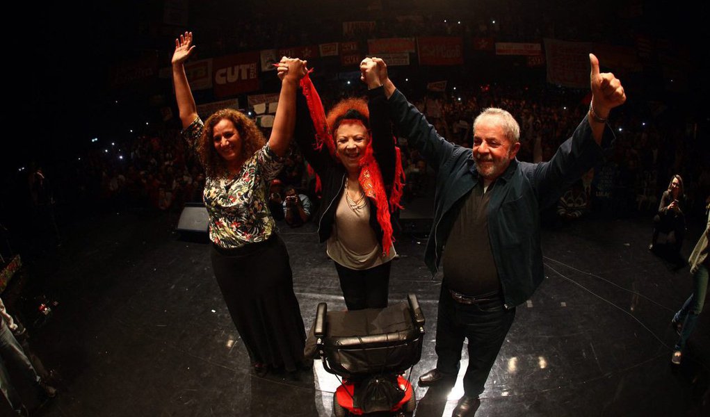 Segundo as pesquisas registradas no TRE-RJ pelos institutos GPP e GERP, a deputada Jandira Feghali, do PCdoB, teria entre 9% e 8% das intenções de voto, atrás apenas do senador Crivella (PRB/RJ); no próximo domingo 24, o PCdoB oficializa a candidatura da parlamentar em convenção no Sindicato dos Metalúrgicos (Foto: Gisele Federicce) Segundo as pesquisas registradas no TRE-RJ pelos institutos GPP e GERP, a deputada Jandira Feghali, do PCdoB, teria entre 9% e 8% das intenções de voto, atrás apenas do senador Crivella (PRB/RJ); no próximo domingo 24, o PCdoB oficializa a candidatura da parlamentar em convenção no Sindicato dos Metalúrgicos