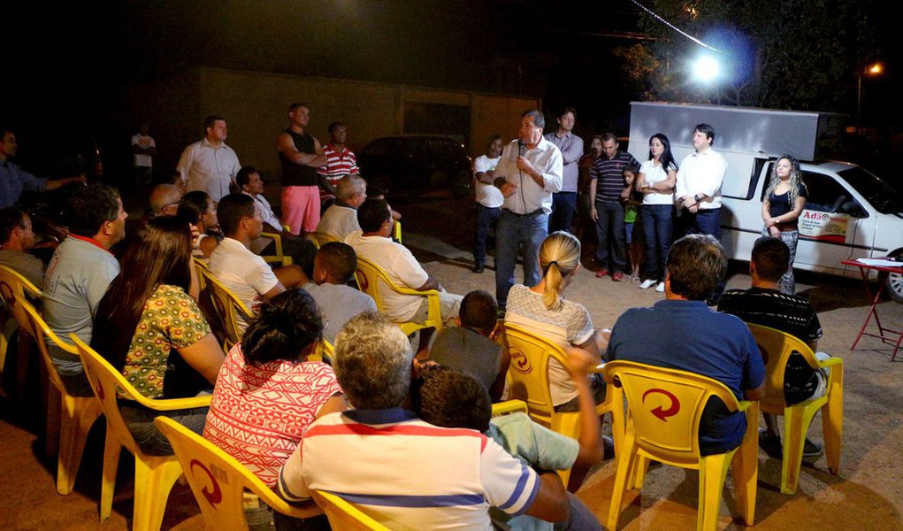 Na primeira participação em reuniões políticas do pré-candidato a prefeito de Palmas Fabiano Parafusos (PRB), o deputado federal César Halum, presidente do PRB no estado, não poupou críticas à administração do prefeito Carlos Amastha (PSB), pré-candidato à reeleição "Palmas aumentou a sua arrecadação de R$ 450 milhões para R$ 1,086 bilhão por ano, e fez isso às custas do sacrifício do seu povo. A Prefeitura mais que dobrou seu orçamento, tornando Palmas a cidade com o custo de vida mais caro do Brasil, e isso não retornou em nada em benefícios para sua população", disparou; "Os serviços na Saúde, na Educação, na mobilidade urbana continuam deficientes, apesar do grande aumento no orçamento. Cadê o dinheiro que conseguiram arrecadar?" (Foto: Leonardo Lucena) Na primeira participação em reuniões políticas do pré-candidato a prefeito de Palmas Fabiano Parafusos (PRB), o deputado federal César Halum, presidente do PRB no estado, não poupou críticas à administração do prefeito Carlos Amastha (PSB), pré-candidato à reeleição "Palmas aumentou a sua arrecadação de R$ 450 milhões para R$ 1,086 bilhão por ano, e fez isso às custas do sacrifício do seu povo. A Prefeitura mais que dobrou seu orçamento, tornando Palmas a cidade com o custo de vida mais caro do Brasil, e isso não retornou em nada em benefícios para sua população", disparou; "Os serviços na Saúde, na Educação, na mobilidade urbana continuam deficientes, apesar do grande aumento no orçamento. Cadê o dinheiro que conseguiram arrecadar?"