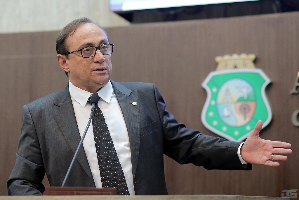 Candidato à Prefeitura de Fortaleza pelo PHS, Tin Gomes foi à Câmara Municipal nesta quinta (22) debater com os vereadores suas propostas de governo. Antes de tudo, disse que nunca pensou em ganhar a eleição. "Quero discutir a cidade. Quero apenas dizer o que penso, por tudo que fiz e sou", afirmou. O deputado estadual criticou os candidatos que estão prometendo o passe livre em seu programa de governo, defendeu o plano de escola integral, a expansão das ciclofaixas para os bairros da periferia e o redimensionamento das faixas exclusivas de ônibus (Foto: Rodrigo Rocha) Candidato à Prefeitura de Fortaleza pelo PHS, Tin Gomes foi à Câmara Municipal nesta quinta (22) debater com os vereadores suas propostas de governo. Antes de tudo, disse que nunca pensou em ganhar a eleição. "Quero discutir a cidade. Quero apenas dizer o que penso, por tudo que fiz e sou", afirmou. O deputado estadual criticou os candidatos que estão prometendo o passe livre em seu programa de governo, defendeu o plano de escola integral, a expansão das ciclofaixas para os bairros da periferia e o redimensionamento das faixas exclusivas de ônibus