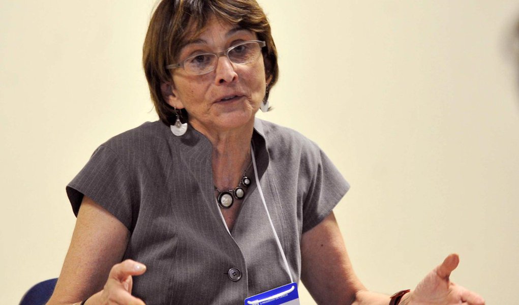 Alerta foi feito pela presidente da Sociedade Brasileira para o Progresso da Ciência (SBPC), Helena Nader; "Viramos um player importante na ciência mundial. Agora vamos começar a recuar", diz; Para ela, a PEC 241 vai congelar "o pior cenário da ciência nacional dos últimos anos"; para se ter uma ideia, o orçamento federal para a ciência brasileira neste ano é de R$ 4,6 bilhões, cerca de 40% menos do que montante investido pelo governo em 2013 (R$ 7,9 bilhões), desconsiderando perdas pela inflação; "Reduzir os investimentos públicos em educação, ciência, tecnologia e inovação vai na contramão dos objetivos de se efetivamente tirar o Brasil da crise", defende a entidade (Foto: Aquiles Lins) Alerta foi feito pela presidente da Sociedade Brasileira para o Progresso da Ciência (SBPC), Helena Nader; "Viramos um player importante na ciência mundial. Agora vamos começar a recuar", diz; Para ela, a PEC 241 vai congelar "o pior cenário da ciência nacional dos últimos anos"; para se ter uma ideia, o orçamento federal para a ciência brasileira neste ano é de R$ 4,6 bilhões, cerca de 40% menos do que montante investido pelo governo em 2013 (R$ 7,9 bilhões), desconsiderando perdas pela inflação; "Reduzir os investimentos públicos em educação, ciência, tecnologia e inovação vai na contramão dos objetivos de se efetivamente tirar o Brasil da crise", defende a entidade