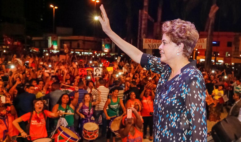 Em visita ao Recife, a presidente disse que não pretende negociar um pacto nacional ou antecipação de novas eleições sem que retome o mandato presidencial; "Não haverá hipótese, em nenhum momento, de aceitarmos, sem o retorno da presidenta eleita por 54,5 milhões de votos ao governo, discutir qualquer pacto. Não há pacto possível com governo ilegítimo, governo que é provisório", afirmou; declarações foram feitas em entrevista depois de participar de um ato fechado na UFPE; questionada sobre as negociações no Senado para tentar evitar o impeachment, apenas afirmou: "estamos dialogando" (Foto: Gisele Federicce) Em visita ao Recife, a presidente disse que não pretende negociar um pacto nacional ou antecipação de novas eleições sem que retome o mandato presidencial; "Não haverá hipótese, em nenhum momento, de aceitarmos, sem o retorno da presidenta eleita por 54,5 milhões de votos ao governo, discutir qualquer pacto. Não há pacto possível com governo ilegítimo, governo que é provisório", afirmou; declarações foram feitas em entrevista depois de participar de um ato fechado na UFPE; questionada sobre as negociações no Senado para tentar evitar o impeachment, apenas afirmou: "estamos dialogando"