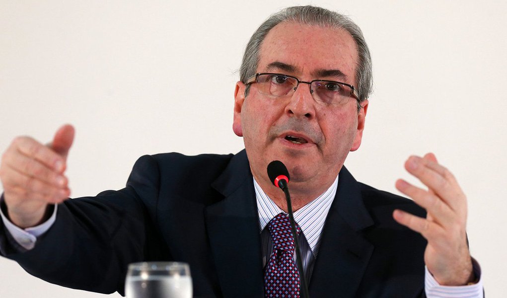 Depois de ser agredido por uma mulher no aeroporto Santos Dumont (RJ) e acusá-la de liderar um grupo de petistas, o ex-deputado federal Eduardo Cunha (PMDB-RJ) afirmou que, se os integrantes do suposto grupo "perderam as suas boquinhas, o problema é deles"; "O mesmo grupinho da semana passada, liderado pela mesma mulher, estavam ontem me esperando no aeroporto. Não vão me constranger", disse Cunha no Twitter; em referência ao grupo, o parlamentar havia postado na mesma rede social que ser chamado de "golpista é elogio vindo deles" (Foto: Leonardo Lucena) Depois de ser agredido por uma mulher no aeroporto Santos Dumont (RJ) e acusá-la de liderar um grupo de petistas, o ex-deputado federal Eduardo Cunha (PMDB-RJ) afirmou que, se os integrantes do suposto grupo "perderam as suas boquinhas, o problema é deles"; "O mesmo grupinho da semana passada, liderado pela mesma mulher, estavam ontem me esperando no aeroporto. Não vão me constranger", disse Cunha no Twitter; em referência ao grupo, o parlamentar havia postado na mesma rede social que ser chamado de "golpista é elogio vindo deles"