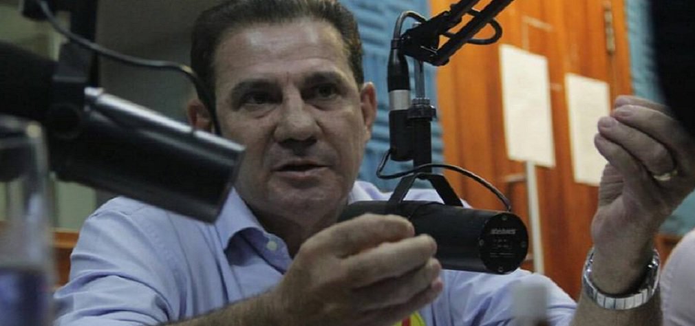Vanderlan Cardoso (PSB) explicou que não vai acabar com as ciclovias em Goiânia, mas sim rever a forma como elas foram implantadas nos principais corredores da cidade; um dos exemplos é a da Avenida T-63, que conta com um corredor para ônibus do lado direito da pista, e a ciclovia foi instalada no canteiro central; “Vamos levar para as demais regiões de Goiânia também. Agora, o que eu tenho criticado é a forma que elas vêm sendo feitas, sem estudo e sem planejamento. O que coloquei é a necessidade de mais estudo e planejamento" (Foto: José Barbacena) Vanderlan Cardoso (PSB) explicou que não vai acabar com as ciclovias em Goiânia, mas sim rever a forma como elas foram implantadas nos principais corredores da cidade; um dos exemplos é a da Avenida T-63, que conta com um corredor para ônibus do lado direito da pista, e a ciclovia foi instalada no canteiro central; “Vamos levar para as demais regiões de Goiânia também. Agora, o que eu tenho criticado é a forma que elas vêm sendo feitas, sem estudo e sem planejamento. O que coloquei é a necessidade de mais estudo e planejamento"