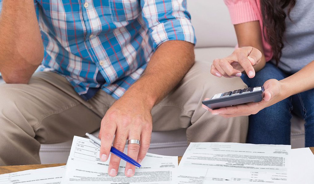 O percentual de famílias com dívidas ficou em 58,1% em junho deste ano, segundo a Pesquisa Nacional de Endividamento e Inadimplência do Consumidor (Peic), divulgada pela Confederação Nacional do Comércio de Bens, Serviços e Turismo (CNC); a taxa é inferior às observadas em maio deste ano (58,7%) e em junho do ano passado (62%); na comparação mensal, é a quinta queda mensal do nível de endividamento (Foto: Leonardo Lucena) O percentual de famílias com dívidas ficou em 58,1% em junho deste ano, segundo a Pesquisa Nacional de Endividamento e Inadimplência do Consumidor (Peic), divulgada pela Confederação Nacional do Comércio de Bens, Serviços e Turismo (CNC); a taxa é inferior às observadas em maio deste ano (58,7%) e em junho do ano passado (62%); na comparação mensal, é a quinta queda mensal do nível de endividamento