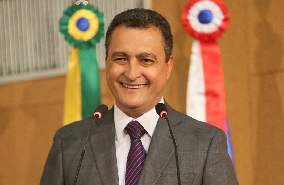 Professores e coordenadores do magistério da rede estadual de ensino terão suas carreiras reestruturadas pelo governo do Estado para garantir o cumprimento do piso nacional da educação; o projeto de lei que promove as mudanças necessárias à esta equiparação foi encaminhado pelo governador Rui Costa à Assembleia Legislativa da Bahia (Alba), e vai atingir mais de 30 mil servidores (ativos, inativos e Reda); "Mesmo em um contexto de crise econômica em todo país, é nossa prioridade garantir a valorização dos professores, que são peças fundamentais para desenvolvimento do nosso estado", diz o governador (Foto: Romulo Faro) Professores e coordenadores do magistério da rede estadual de ensino terão suas carreiras reestruturadas pelo governo do Estado para garantir o cumprimento do piso nacional da educação; o projeto de lei que promove as mudanças necessárias à esta equiparação foi encaminhado pelo governador Rui Costa à Assembleia Legislativa da Bahia (Alba), e vai atingir mais de 30 mil servidores (ativos, inativos e Reda); "Mesmo em um contexto de crise econômica em todo país, é nossa prioridade garantir a valorização dos professores, que são peças fundamentais para desenvolvimento do nosso estado", diz o governador