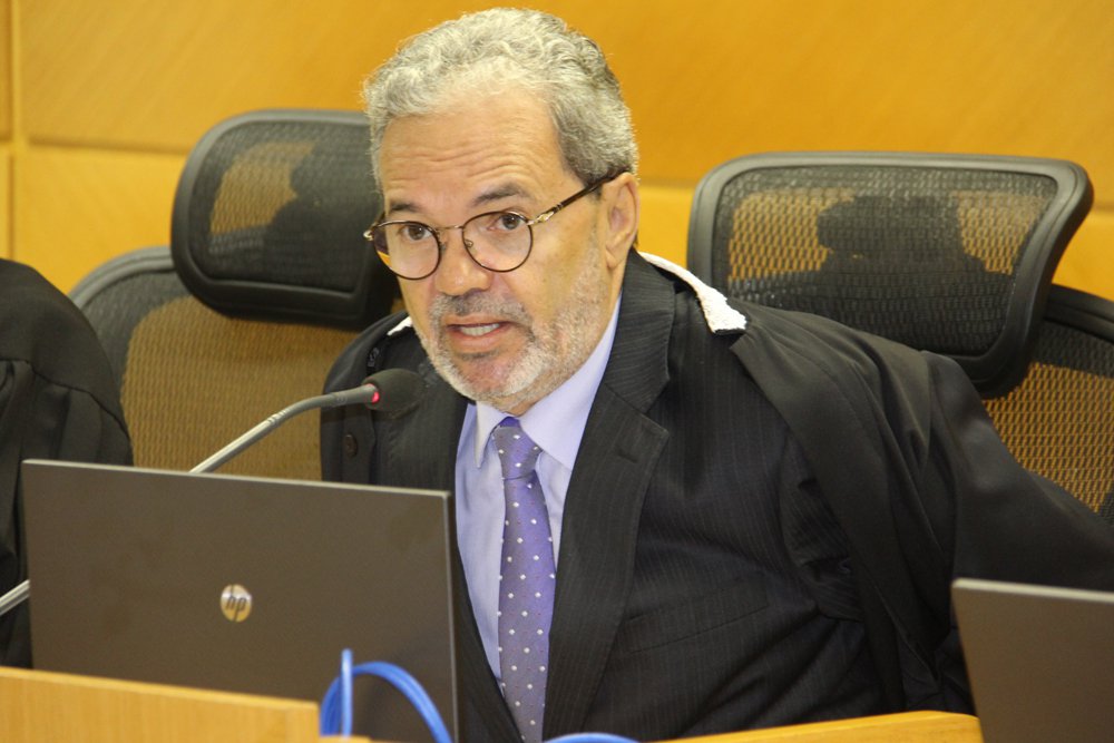 Motivado por denúncia veiculada na imprensa local de que a proprietária de uma clínica da capital, denominada Hemoclínica, teria cadastro como dependente do Bolsa Família, o conselheiro-presidente Clóvis Barbosa de Melo decidiu que o Tribunal de Contas do Estado deve averiguar a participação dessa empresa em recente licitação envolvendo mais de R$ 10 milhões na Fundação Hospitalar de Saúde (Foto: Valter Lima) Motivado por denúncia veiculada na imprensa local de que a proprietária de uma clínica da capital, denominada Hemoclínica, teria cadastro como dependente do Bolsa Família, o conselheiro-presidente Clóvis Barbosa de Melo decidiu que o Tribunal de Contas do Estado deve averiguar a participação dessa empresa em recente licitação envolvendo mais de R$ 10 milhões na Fundação Hospitalar de Saúde