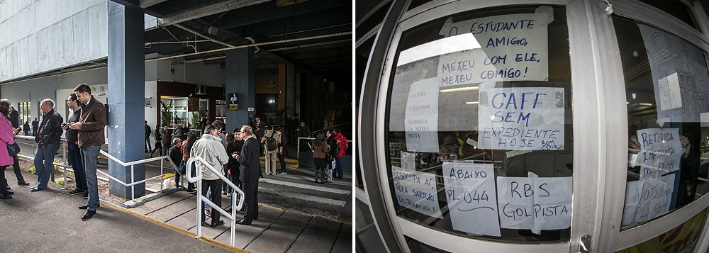 Apesar de decisão judicial determinando o desbloqueio do Centro Administrativo Fernando Ferrari (Caff), ocupado por cerca de 100 representantes do Centro de Professores do Estado do RS (Cpers) desde o início da semana, a categoria promete permanecer no local até que o governo apresente uma nova proposta; no entanto, o Piratini diz que só retomará as negociações após a liberação total do prédio; a juíza Andreia Terre concedeu liminar determinado que os professores deveriam liberar as portas do Caff, ocupado por professores e funcionários de escolas estaduais desde o início da semana, para que funcionários do centro administrativo pudessem trabalhar normalmente nesta quinta, mas garantindo o direito da categoria de protestar no local (Foto: Leonardo Lucena) Apesar de decisão judicial determinando o desbloqueio do Centro Administrativo Fernando Ferrari (Caff), ocupado por cerca de 100 representantes do Centro de Professores do Estado do RS (Cpers) desde o início da semana, a categoria promete permanecer no local até que o governo apresente uma nova proposta; no entanto, o Piratini diz que só retomará as negociações após a liberação total do prédio; a juíza Andreia Terre concedeu liminar determinado que os professores deveriam liberar as portas do Caff, ocupado por professores e funcionários de escolas estaduais desde o início da semana, para que funcionários do centro administrativo pudessem trabalhar normalmente nesta quinta, mas garantindo o direito da categoria de protestar no local