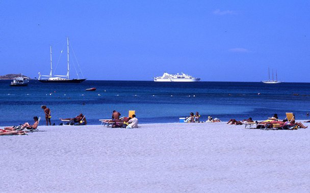 Ela paira na imensidão azul do Mediterrâneo como se fosse a única ilha do mundo. Está próxima da Itália e da França, da Sicília e da Córsega. Mas seus filhos não dão a mínima para os vizinhos. Vivem na deles, com tradições, história, mitologia e até uma língua que lhes são próprios. É a Sardenha, uma ilha fora do tempo, onde o passado mais remoto está vivo em cada esquina, em cada monumento arqueológico, em cada pintura rupestre dos tempos das cavernas, em cada festival folclórico nos quais o povo sardo deixa extravasar uma personalidade única. Na foto de abertura, praia nas proximidades de Porto Cervo, Costa Esmeralda. (Foto: Luis Pellegrini) Ela paira na imensidão azul do Mediterrâneo como se fosse a única ilha do mundo. Está próxima da Itália e da França, da Sicília e da Córsega. Mas seus filhos não dão a mínima para os vizinhos. Vivem na deles, com tradições, história, mitologia e até uma língua que lhes são próprios. É a Sardenha, uma ilha fora do tempo, onde o passado mais remoto está vivo em cada esquina, em cada monumento arqueológico, em cada pintura rupestre dos tempos das cavernas, em cada festival folclórico nos quais o povo sardo deixa extravasar uma personalidade única. Na foto de abertura, praia nas proximidades de Porto Cervo, Costa Esmeralda.