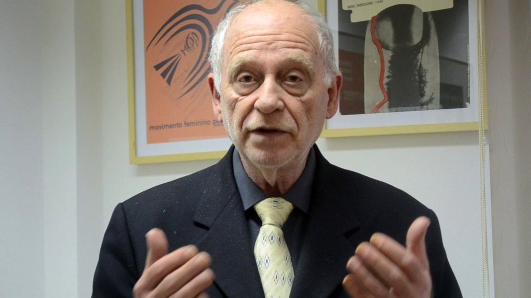 Tá certo quem disser que José Luiz Del Roio dispõe de cultura enciclopédica. De fato, esse setentão magro e elétrico, ativo como se tivesse a metade da idade que tem, foi redator da Enciclopédia Britânica muito antes do Google. Apenas uma das atividades deste escritor que se diz "lúmpen". Lúmpen internacional no sentido de não ter uma profissão fixa (Foto: Palmério Doria) Tá certo quem disser que José Luiz Del Roio dispõe de cultura enciclopédica. De fato, esse setentão magro e elétrico, ativo como se tivesse a metade da idade que tem, foi redator da Enciclopédia Britânica muito antes do Google. Apenas uma das atividades deste escritor que se diz "lúmpen". Lúmpen internacional no sentido de não ter uma profissão fixa