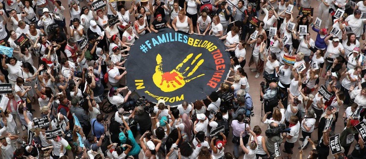 Quase 600 manifestantes foram presos durante a ocupação de um prédio de escritórios do Senado dos Estados Unidos em Washington nesta quinta-feira (28), quando condenaram com gritos a posição de "tolerância zero" do presidente norte-americano, Donald Trump, sobre imigração ilegal (Foto: Reinaldo) Quase 600 manifestantes foram presos durante a ocupação de um prédio de escritórios do Senado dos Estados Unidos em Washington nesta quinta-feira (28), quando condenaram com gritos a posição de "tolerância zero" do presidente norte-americano, Donald Trump, sobre imigração ilegal
