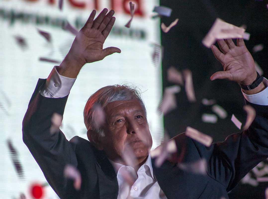 Favorito nas eleições presidenciais mexicanas do próximo domingo, o esquerdista Andrés Manuel López Obrador, 64, enfrenta uma campanha suja de seus adversários tal qual ocorre no Brasil quando o assunto é Lula; há séries de violações eleitorais e assédios por parte dos adversários, dizem coordenadores da campanha de AMLO, como Obrador é conhecido no México; Obrador lotou o estádio Azteca em seu último comício, com 80 mil pessoas (Foto: Gustavo Conde) Favorito nas eleições presidenciais mexicanas do próximo domingo, o esquerdista Andrés Manuel López Obrador, 64, enfrenta uma campanha suja de seus adversários tal qual ocorre no Brasil quando o assunto é Lula; há séries de violações eleitorais e assédios por parte dos adversários, dizem coordenadores da campanha de AMLO, como Obrador é conhecido no México; Obrador lotou o estádio Azteca em seu último comício, com 80 mil pessoas