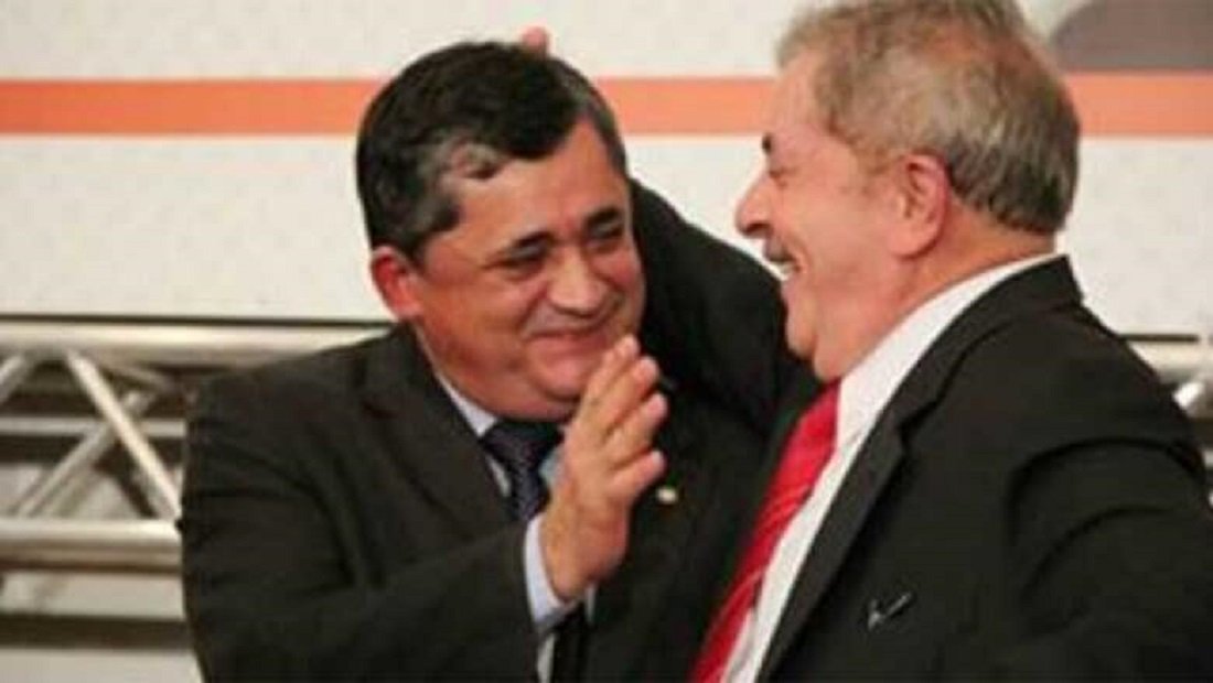 O deputado federal José Guimarães (PT), líder da minoria na Câmara, comemorou os resultados da última pesquisa Ibope, que confirma a liderança absoluta de Lula nas eleições de 2018. "A liderança de Lula está consolidada", afirmou o parlamentar. A primeira pesquisa presidencial do Ibope do ano, contratada pela CNI, confirma que Lula segue disparado na frente, com 33% das intenções de votos. O segundo colocado aparece com 15%. A pesquisa foi realizada entre 21 e 24 de junho com 2 mil eleitores em 128 municípios (Foto: Fatima 247) O deputado federal José Guimarães (PT), líder da minoria na Câmara, comemorou os resultados da última pesquisa Ibope, que confirma a liderança absoluta de Lula nas eleições de 2018. "A liderança de Lula está consolidada", afirmou o parlamentar. A primeira pesquisa presidencial do Ibope do ano, contratada pela CNI, confirma que Lula segue disparado na frente, com 33% das intenções de votos. O segundo colocado aparece com 15%. A pesquisa foi realizada entre 21 e 24 de junho com 2 mil eleitores em 128 municípios