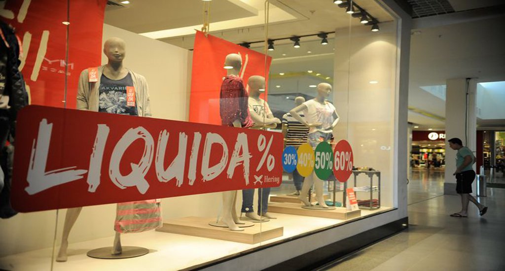 Itaboraí (RJ) - Loja do shopping Itaboraí Plaza em liquidação. O desemprego aumentou após a redução das obras do Comperj (Tânia Rêgo/Agência Brasil) (Foto: Leonardo Lucena) Itaboraí (RJ) - Loja do shopping Itaboraí Plaza em liquidação. O desemprego aumentou após a redução das obras do Comperj (Tânia Rêgo/Agência Brasil)