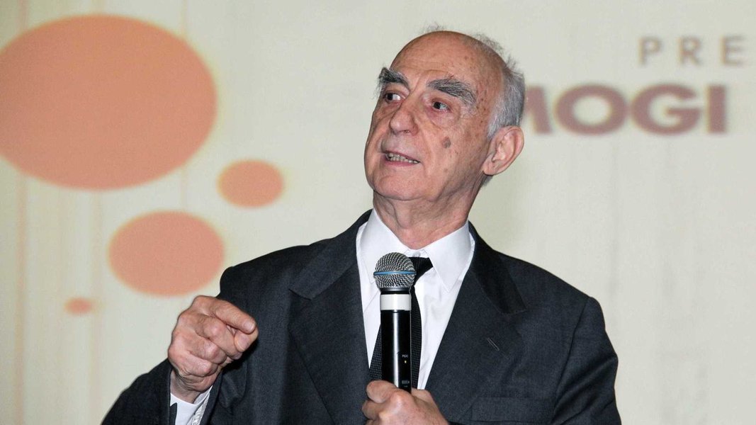 O jurista e ex-governador de São Paulo, Claudio Lembo, fez duras críticas à atuação do STF contra o ex-presidente Lula, durante debate de juristas; "É tão clara a Constituição e tão violento o que fez o Supremo Tribunal Federal que não temos palavras para reagir. Somos muito fracos perante um poder que encerrou em si mesmo os Três Poderes contra a sociedade", disse Lembo; "Já vivi momentos difíceis, como o regime militar, a ditadura. Mas nunca vi nada tão imoral" (Foto: Aquiles Lins) O jurista e ex-governador de São Paulo, Claudio Lembo, fez duras críticas à atuação do STF contra o ex-presidente Lula, durante debate de juristas; "É tão clara a Constituição e tão violento o que fez o Supremo Tribunal Federal que não temos palavras para reagir. Somos muito fracos perante um poder que encerrou em si mesmo os Três Poderes contra a sociedade", disse Lembo; "Já vivi momentos difíceis, como o regime militar, a ditadura. Mas nunca vi nada tão imoral"