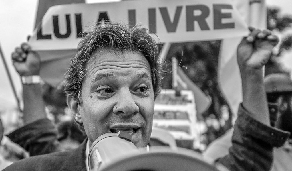 O ex-prefeito de São Paulo, Fernando Haddad viaja nesta quinta-feira (28) à Curitiba para visitar o ex-presidente Lula, que está preso na sede da Polícia Federal no Paraná; além de Haddad, que foi convidado por Lula, a senadora e presidente do PT, Gleisi Hoffmann, também se reunirá com o ex-presidente (Foto: Paulo Emílio) O ex-prefeito de São Paulo, Fernando Haddad viaja nesta quinta-feira (28) à Curitiba para visitar o ex-presidente Lula, que está preso na sede da Polícia Federal no Paraná; além de Haddad, que foi convidado por Lula, a senadora e presidente do PT, Gleisi Hoffmann, também se reunirá com o ex-presidente