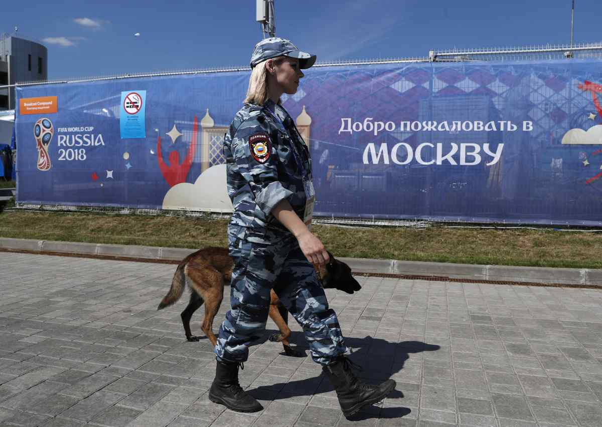 Policial russa com cão farejador em patrulha na Copa do Mundo na Rússia (Foto: Paulo Emílio) Policial russa com cão farejador em patrulha na Copa do Mundo na Rússia